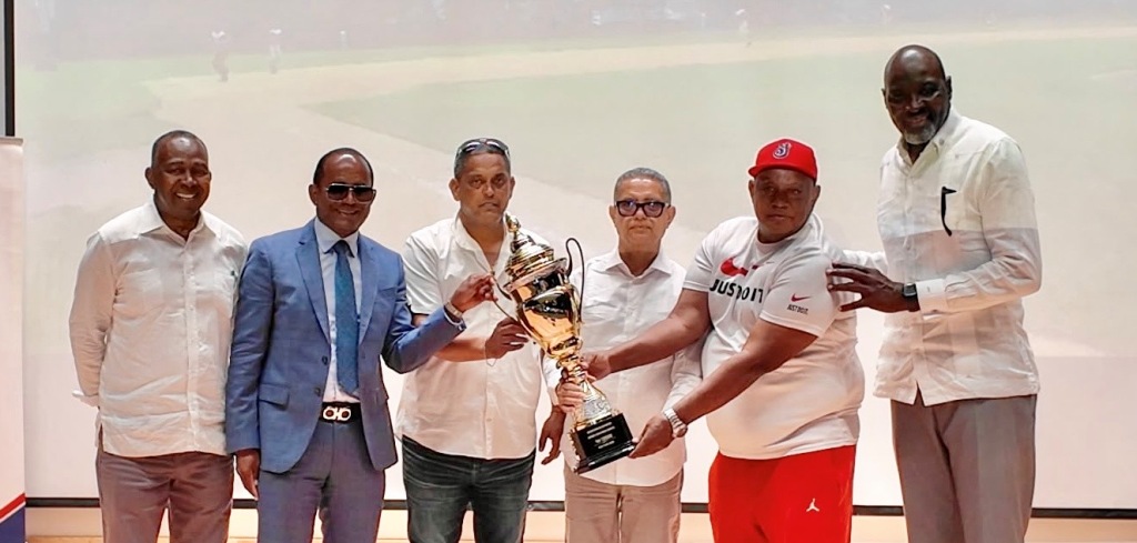 El dirigente Darío de León recibe, junto a Daniel Reyes “El Quemaito”, la copa correspondiente al primer lugar conquistado por la delegación de Manhattan.