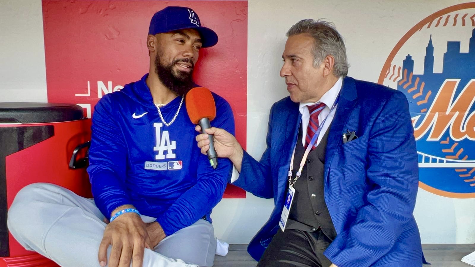 Neftalí Medina conversa con Teoscar Hernández en Citi Field, en un encuentro donde el campeón de Serie Mundial habló de béisbol, familia y compromiso social.