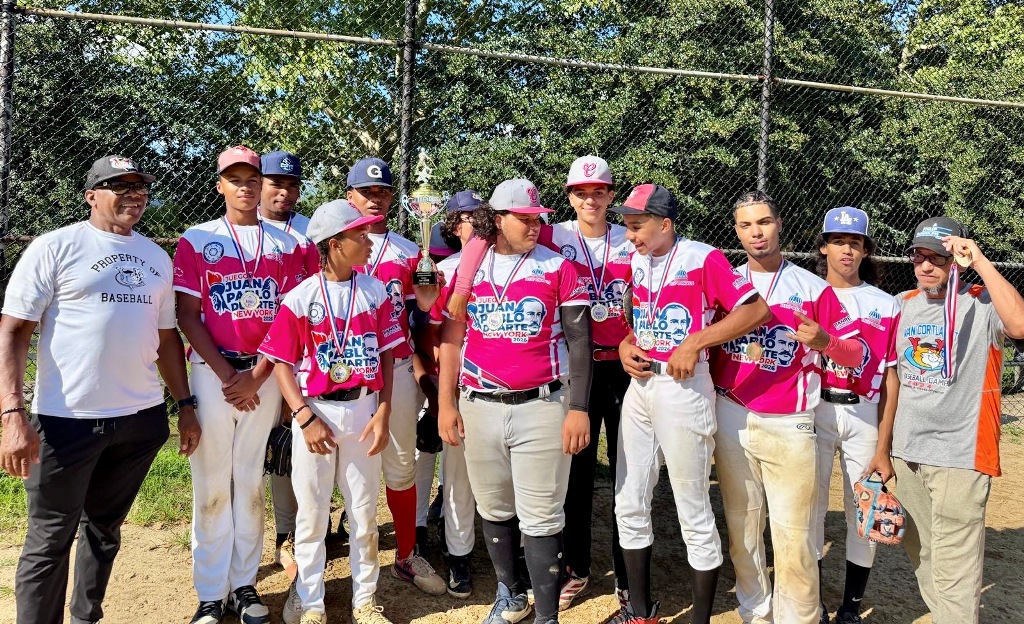 Los campeones Vancortlandt Baseball League, representantes de El Bronx, reciben las medallas de oro que los acreditan como monarcas del béisbol en los II Juegos Deportivos Juan Pablo Duarte, luego de imponerse 7-3 a Manhattan en el partido decisivo.