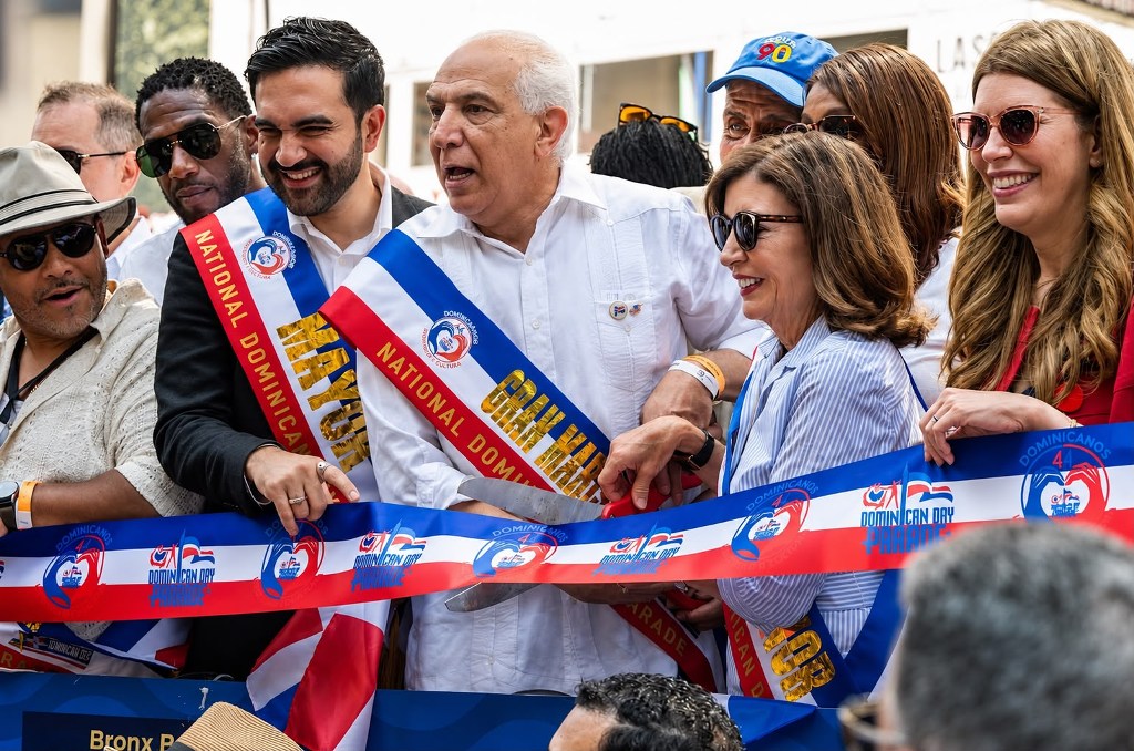 El doctor Ramón Tallaj, Gran Mariscal; Kathy Hochul, gobernadora de Nueva York; y Zohran Mamdani, alcalde de la ciudad de Nueva York, durante el corte de cinta del desfile.
