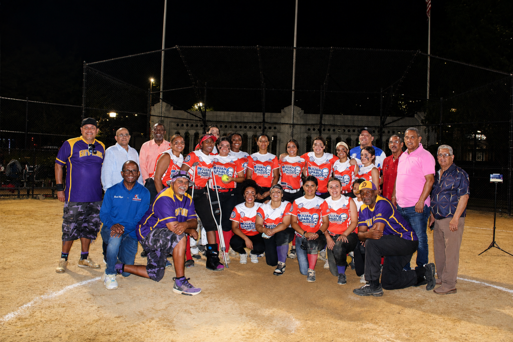 Las chicas de Citi Divas posan orgullosas después de conquistar la medalla de oro en los II Juegos Deportivos Juan Pablo Duarte, celebrados en Nueva York.