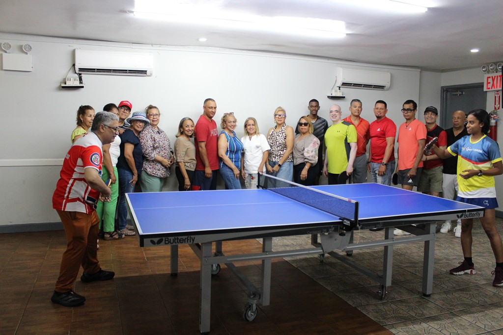 Yasiris Ortiz y José Ortiz son captados moviendo la bola para dejar formalmente abiertas las competencias de tenis de mesa de los II Juegos Deportivos Juan Pablo Duarte.