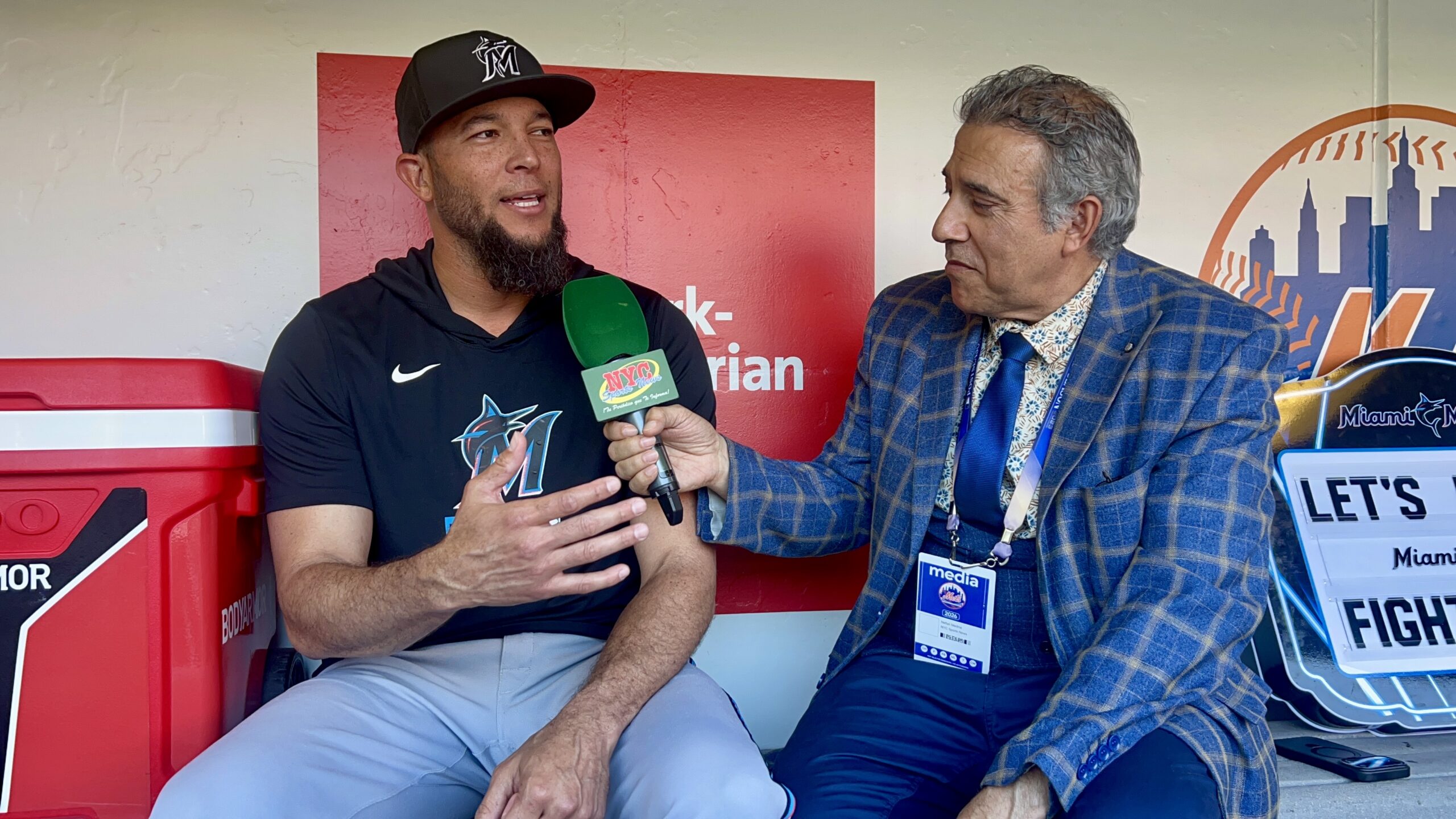 Neftalí Medina conversa con Pedro Guerrero durante un encuentro en la ciudad de Nueva York. El coach de bateo de los Marlins compartió detalles de su carrera y visión del béisbol.