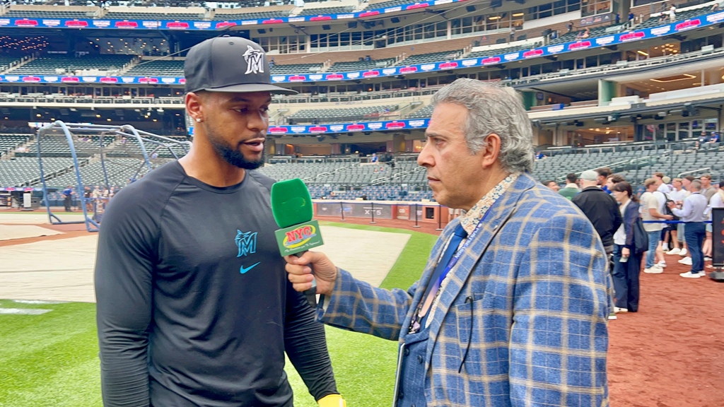 Neftalí Medina conversa con Otto López durante una entrevista en la que el infielder dominicano analiza su gran temporada con los Marlins de Miami.