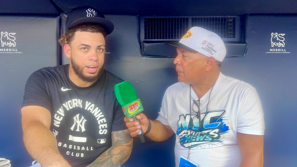 Luis García Jr. conversa con el periodista Agustín Zapata durante la entrevista en el Yankee Stadium.