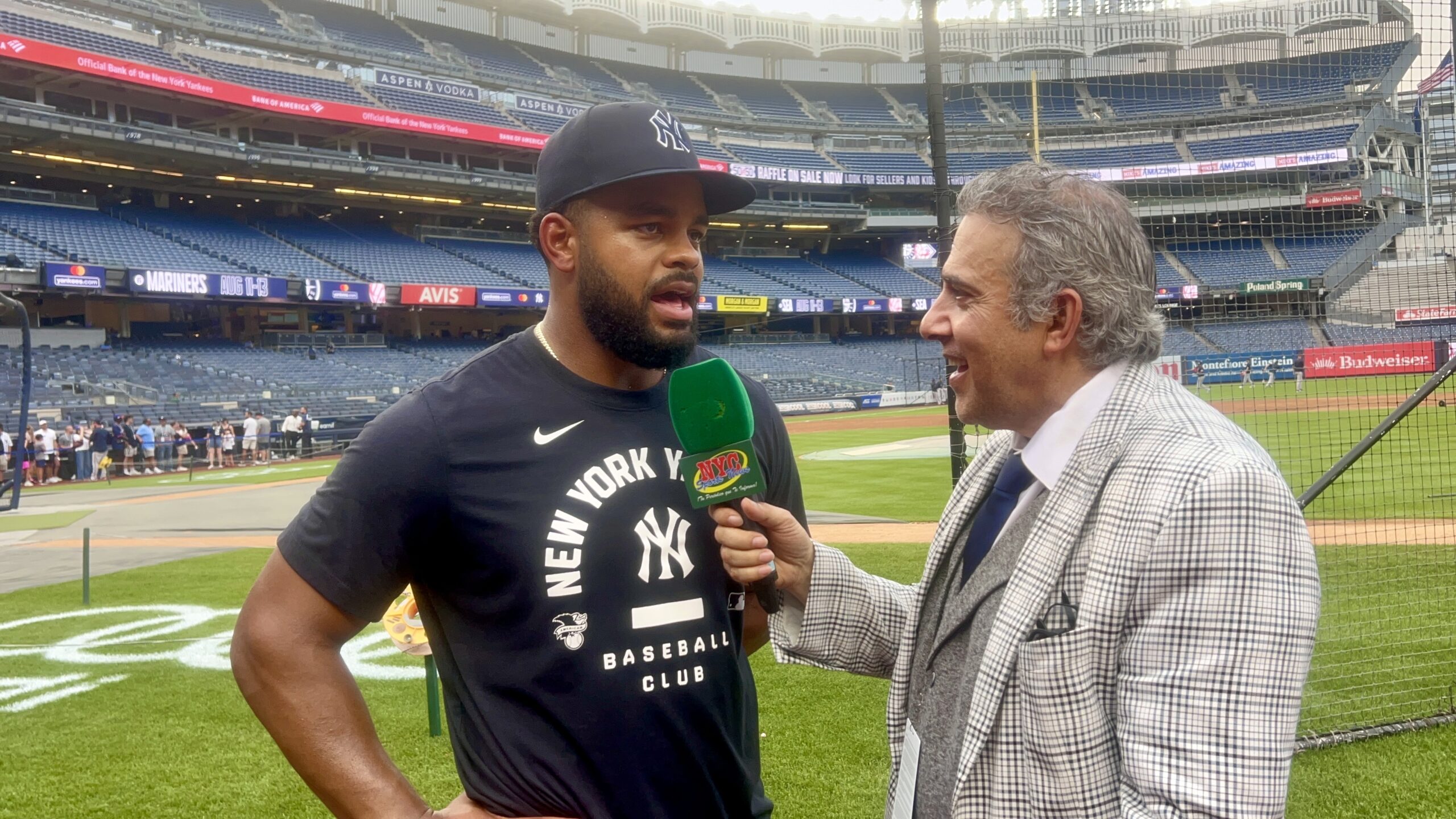 Heliot Ramos conversa con Neftalí Medina en el Yankee Stadium, donde el jardinero puertorriqueño habló de su sorpresivo cambio a los Yankees, el orgullo de vestir el uniforme a rayas y su primer hit en el Bronx.