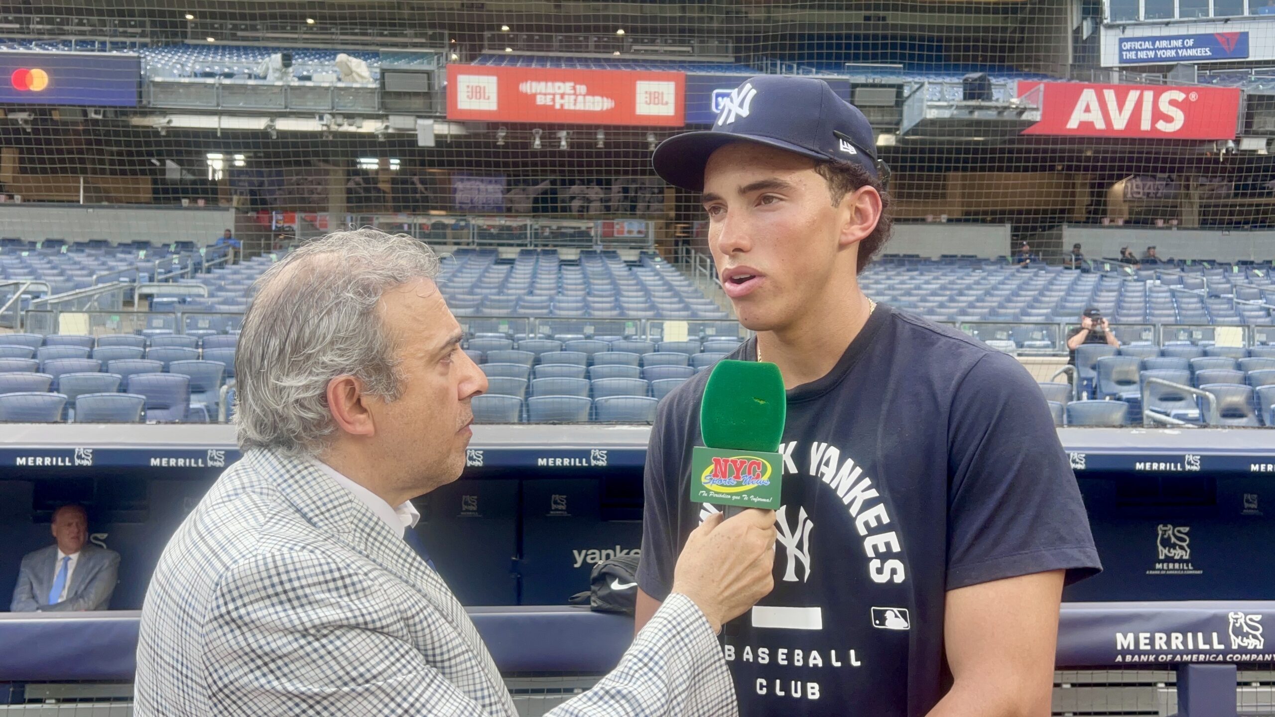 George Lombard Jr. conversa con el periodista deportivo Neftalí Medina durante una entrevista en el Yankee Stadium, luego de su histórico debut con los Yankees de Nueva York.