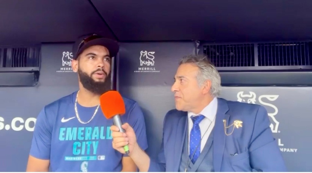 El lanzador dominicano Seranthony Domínguez conversa con el periodista Neftalí Medina durante una entrevista en Nueva York.