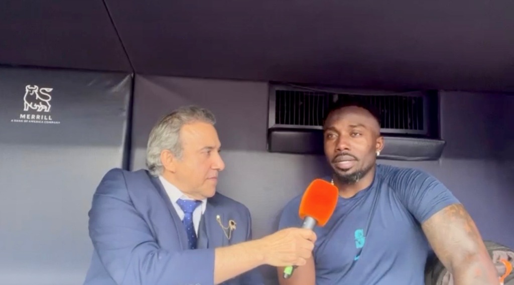 Neftalí Medina entrevista a Randy Arozarena en el Yankee Stadium.
