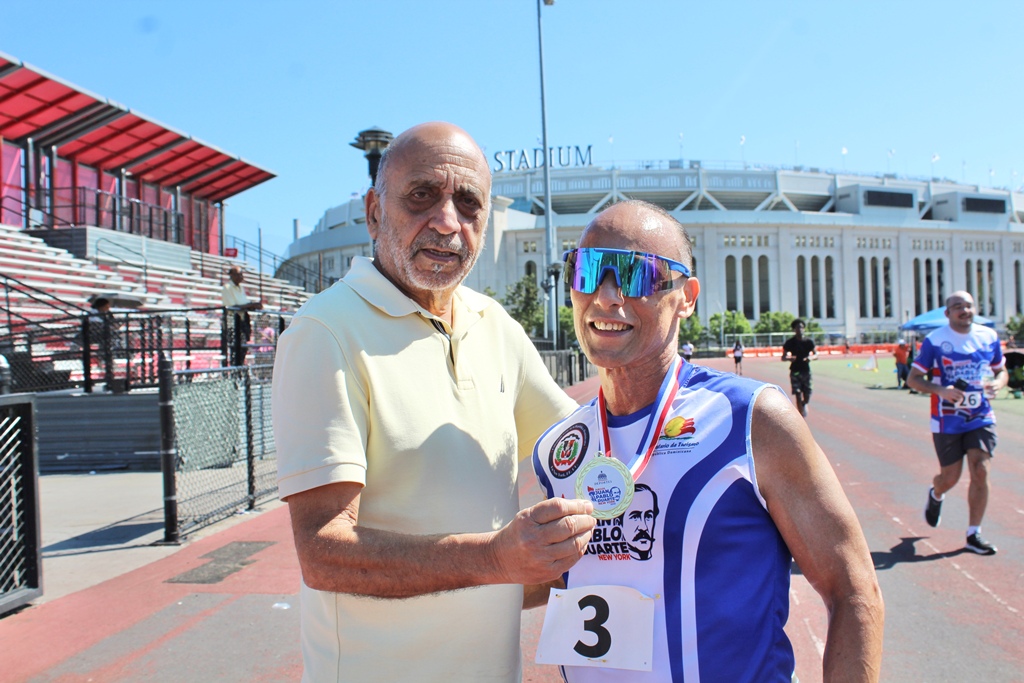 Fernando Teruel, premia Víctor Rosa, ganador de medalla de Oro.