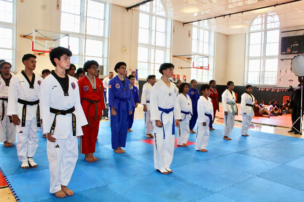 Atletas, entrenadores y dirigentes que participaron en la jornada de taekwondo de los II Juegos Deportivos Juan Pablo Duarte.