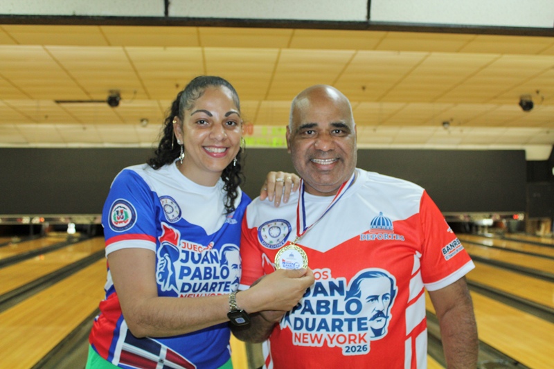 Jorge Padilla, campeón de boliche de los II Juegos Juan Pablo Duarte, tras derribar 723 pines y conquistar el oro. Rocío del Rosario le entrega la medalla que lo acredita como ganador de la competencia.