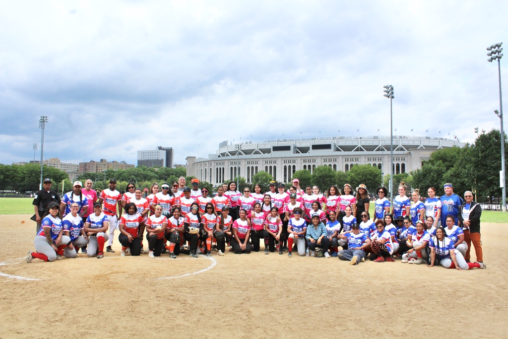 Vianny Reyes, Fernando Teruel y otras autoridades deportivas acompañan a las participantes durante la ceremonia inaugural del softbol femenino de los II Juegos Deportivos Juan Pablo Duarte, en los terrenos de la calle 161 y River Avenue, frente al Yankee Stadium.