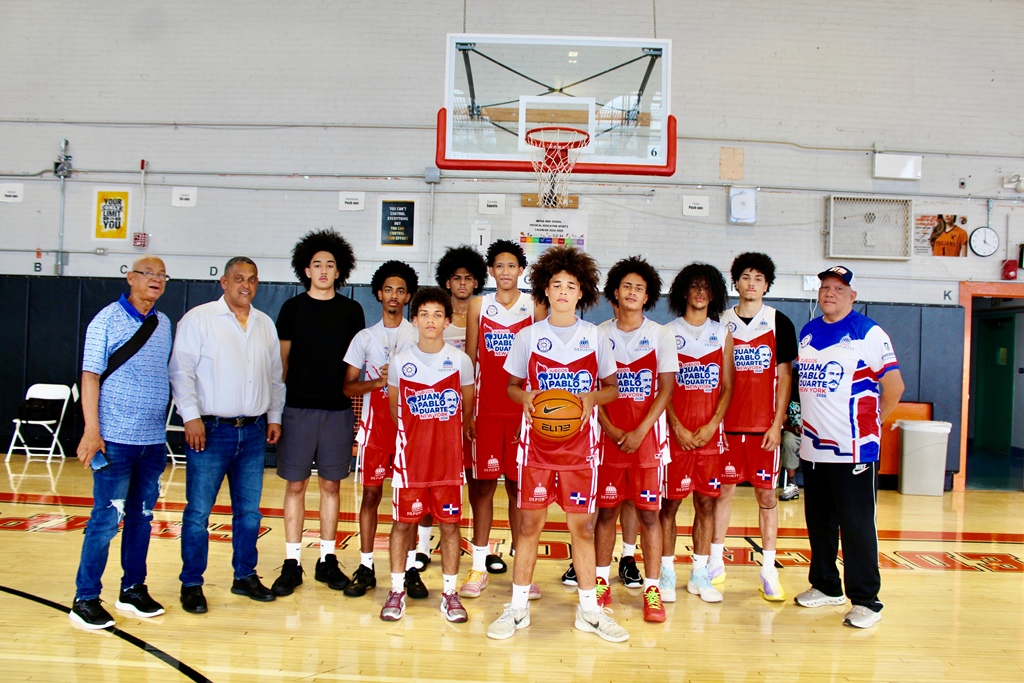 Roberto Rojas y Pedro Pablo Pérez, del Comité Organizador, junto a los campeones de Manhattan, ganadores de la medalla de oro en el baloncesto de los II Juegos Deportivos Juan Pablo Duarte.