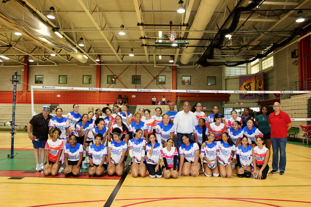Parte de las jóvenes atletas que participan con entusiasmo en las competencias de voleibol femenino de los II Juegos Juan Pablo Duarte, demostrando talento, disciplina y espíritu deportivo en representación de sus respectivas comunidades.