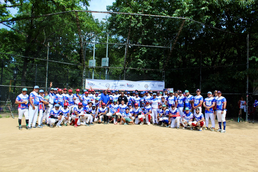 Los seis equipos de softbol que representan a El Bronx, Manhattan, Queens, Brooklyn, New Jersey y Connecticut, dispuestos a luchar por la medalla de oro, aparecen acompañados por Roberto Rojas y Evarito Madrigal.