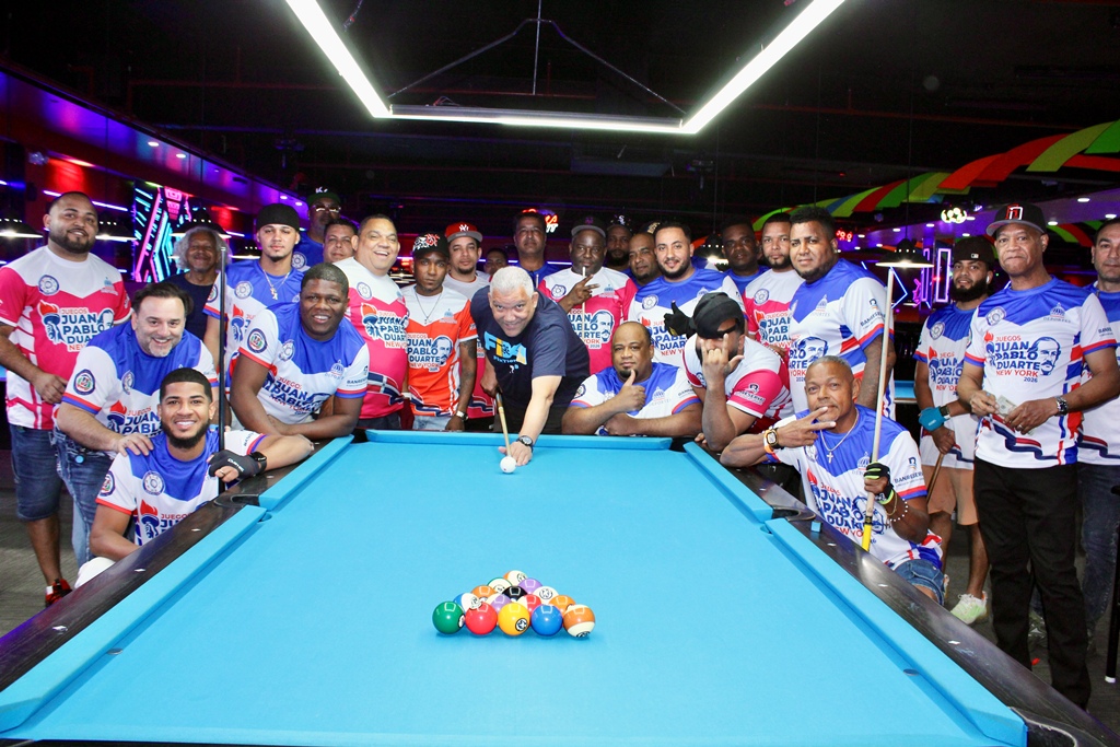 Pedro Pablo Pérez, director técnico de los II Juegos Juan Pablo Duarte, realiza el saque de honor que dejó formalmente iniciadas las competencias de billar en el Centro de Billar y Restaurant La Bestia, en El Bronx.