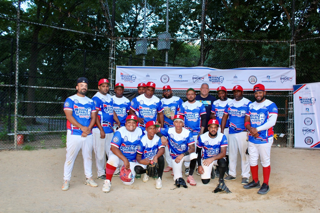 Pedro Pablo Pérez encabeza a los integrantes del equipo campeón de Manhattan durante la ceremonia de premiación de los II Juegos Juan Pablo Duarte.