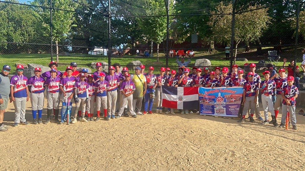 Los integrantes de la Liga Deportiva José Ventura, de Santiago, comparten con dirigentes, entrenadores y familiares de los Jabies de Washington Heights durante el emotivo encuentro celebrado en el Highbridge Center de Manhattan, en el marco de la decimotercera gira de la delegación santiaguera por los Estados Unidos.