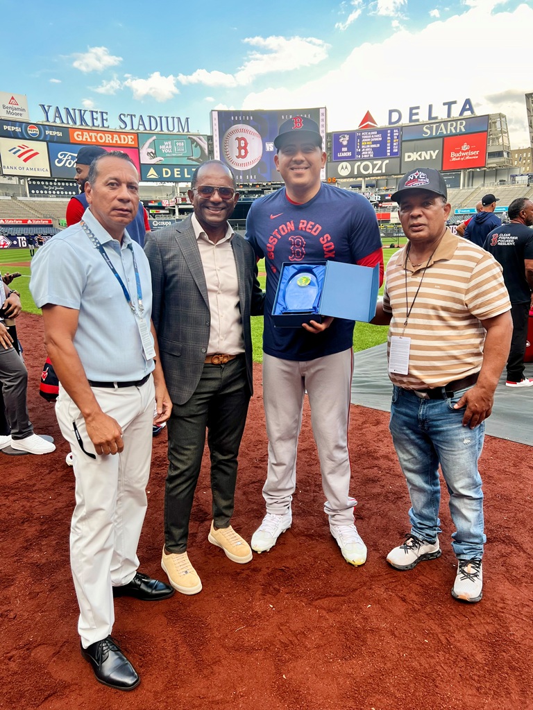 Ranger Suárez recibe el reconocimiento como Mejor Lanzador Latino de la Liga Americana de manos de Gabriel Balcácer, Daniel Reyes y Agustín Zapata, directivos de la Asociación de Cronistas Deportivos de Santo Domingo, filial Nueva York, en el Yankee Stadium.