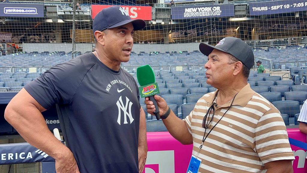 Agustín Zapata, de NYC SPORTS NEWS, comparte con Luis Rojas, coach de tercera base de los Yankees de Nueva York, durante una entrevista en el Yankee Stadium.