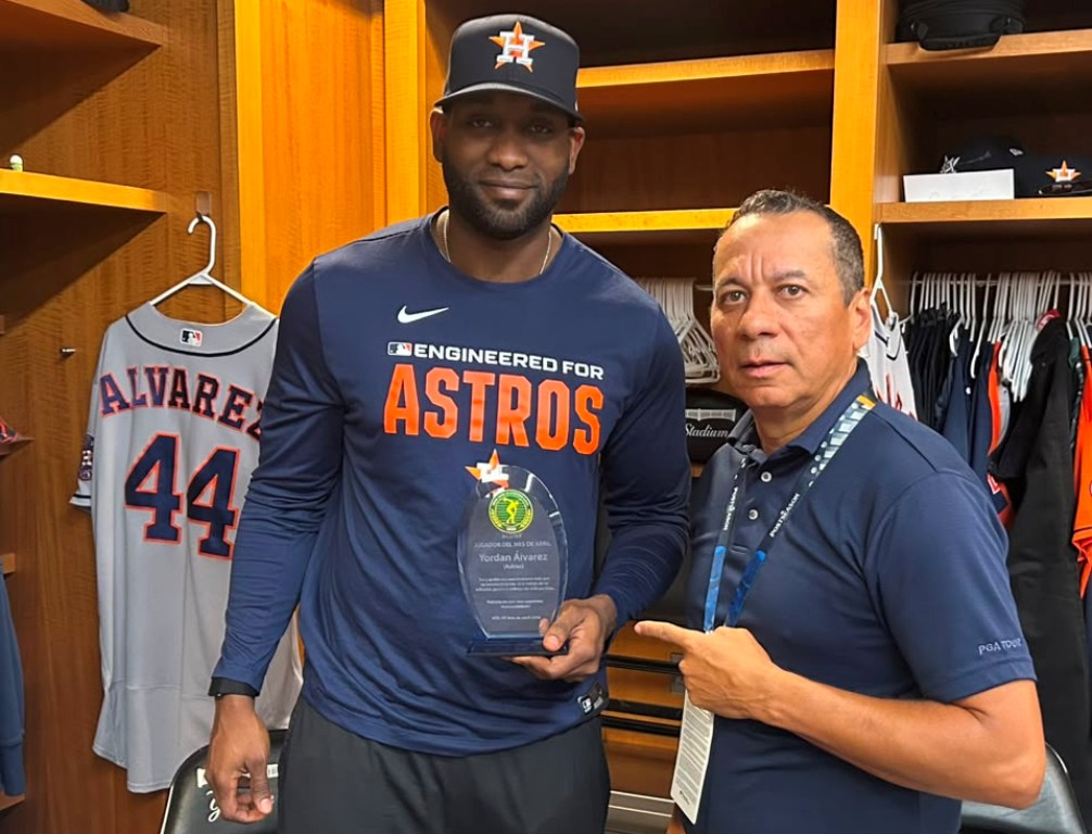 Yordan Álvarez recibe el galardón de Mejor Bateador de abril de manos de Gabriel Balcácer, presidente de la ACD-NY, durante la serie entre los Astros de Housto y los Yankees de Nueva York.