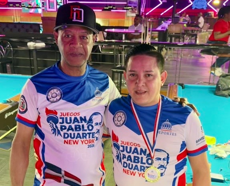 Rafael Alberto Correa, izquierda, miembro de la Federación Dominicana de Billar, posa junto al campeón Carlos Rodríguez, tras hacerle entrega de la medalla de oro conquistada en los II Juegos Juan Pablo Duarte.