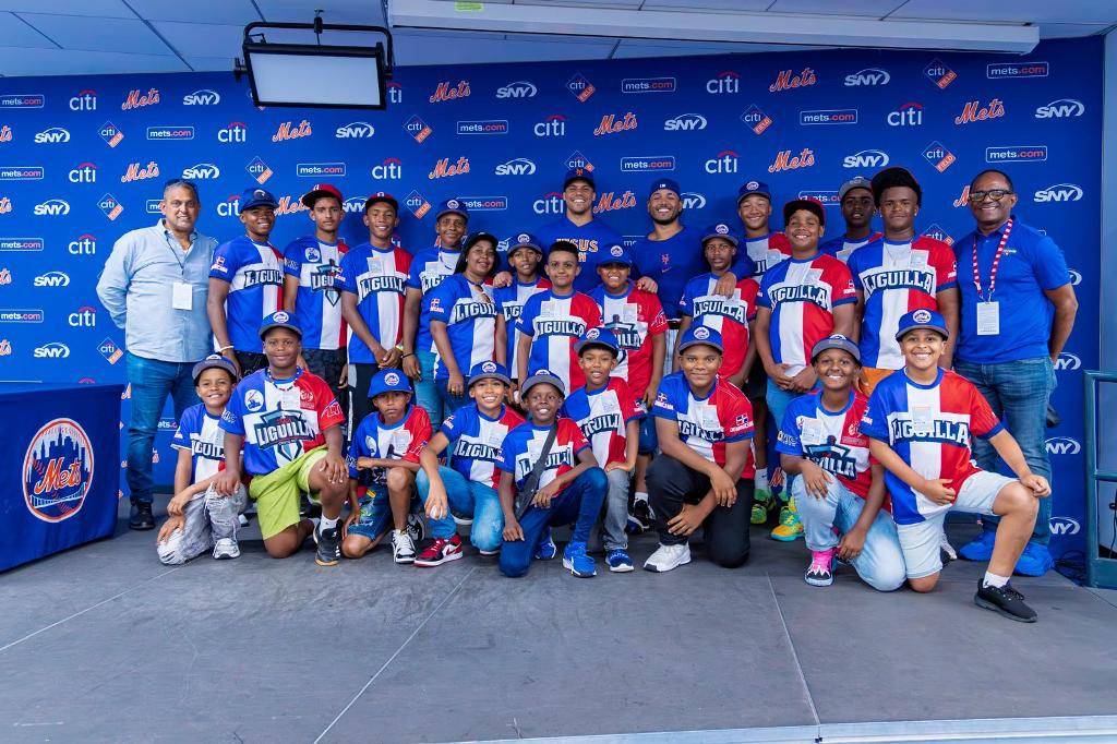 Las estrellas de los Mets de Nueva York, Juan Soto y Freddy Peralta, comparten junto a la delegación del Team Liguilla de Cristo Rey de Santo Domingo, durante el emotivo encuentro celebrado en Citi Field.