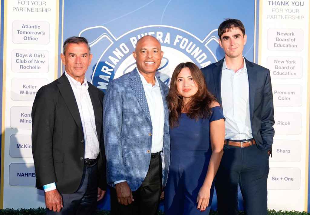 Chris Gorayeb, María Urgiles y Jay Gorayeb comparten un grato momento junto a Mariano Rivera, en una muestra de cercanía y distinción.