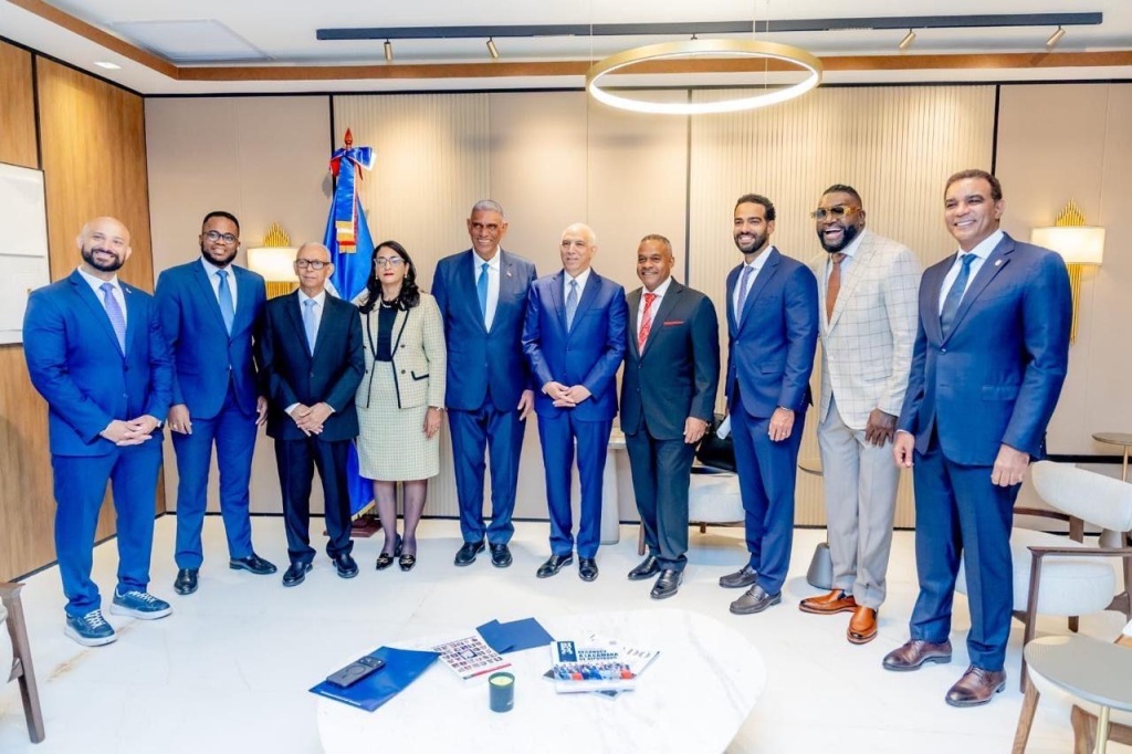 Desde la izquierda, el doctor Paul Tallaj, Sterling Pérez, el doctor Elbi Mota, la senadora Lía Díaz, Jesús “Chu” Vásquez, cónsul general de la República Dominicana en Nueva York; el doctor Ramón Tallaj, Tony Ramos, Alex Damirón, David Ortiz y el senador de la provincia Espaillat, Carlos Gómez, durante los encuentros y reconocimientos realizados en la República Dominicana en honor al destacado médico dominicano.