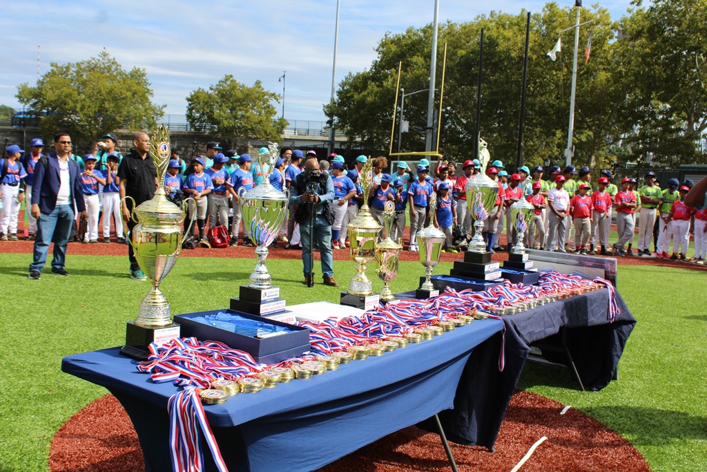 Los trofeos y las medallas que estarán en disputa este viernes, esperando por los equipos que buscarán conquistar la gloria en las grandes finales de los Juegos de la Comunidad.