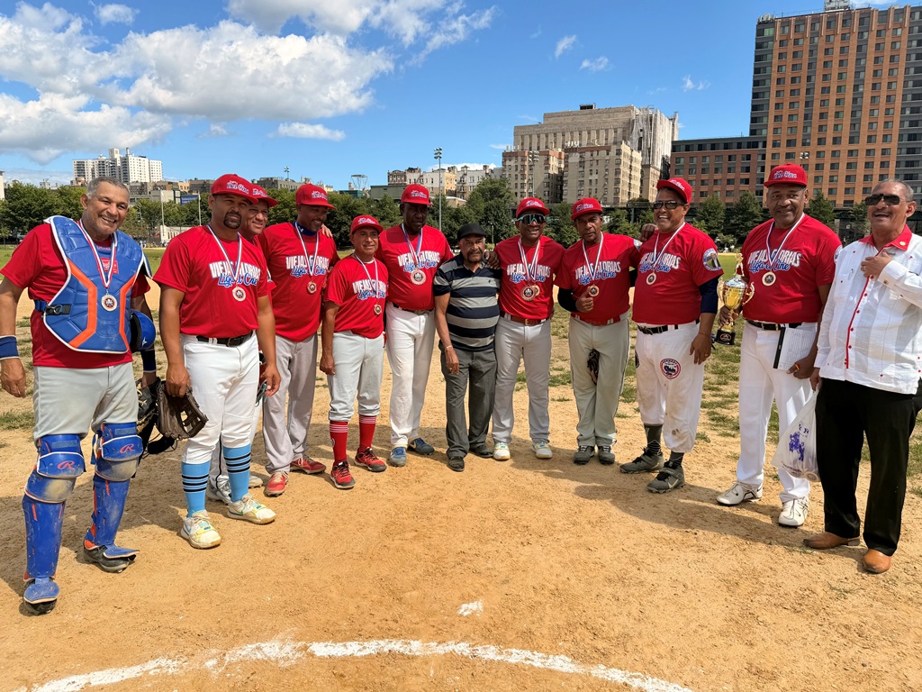 Los integrantes del conjunto de la Liga El Cine celebran la conquista del campeonato junto a la copa, entregada por Rafael Herrera, y las medallas de oro que acreditan su consagración.