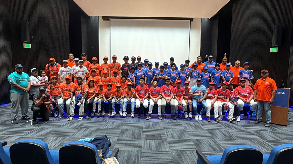 Daniel Reyes, presidente de la FDDNY, junto a integrantes de la directiva, entrega los uniformes que vestirán los niños y jóvenes en esta histórica celebración del 40 aniversario de la institución; varios de los protagonistas lucen con orgullo la indumentaria que llevarán al terreno de juego.