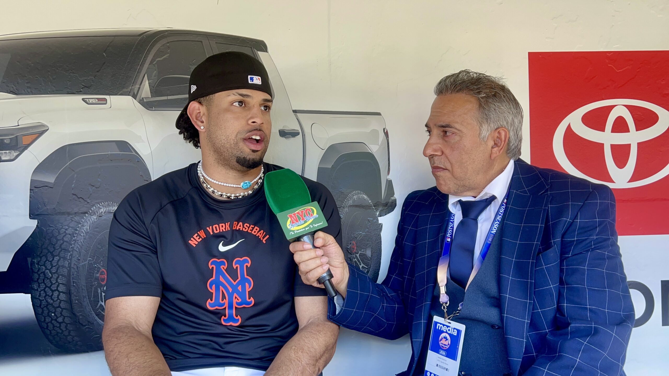 Christopher Morel conversa con Neftalí Medina en Citi Field sobre su adaptación a los Mets de Nueva York, el respaldo recibido de sus compañeros y sus metas para la presente temporada.
