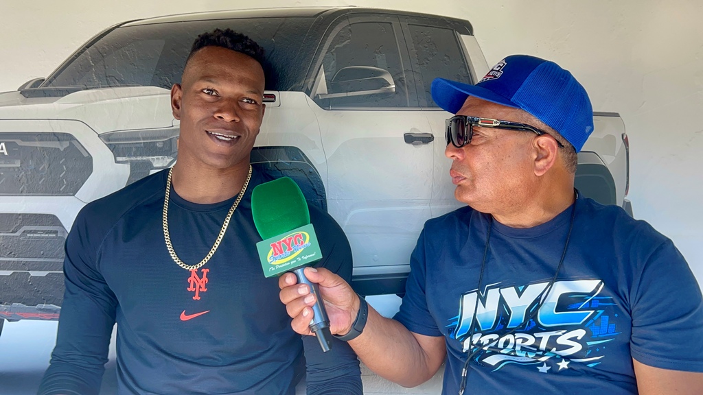 Agustín Zapata, de NYC SPORTS NEWS, entrevista al lanzador dominicano Jefry Yan, de los Mets de Nueva York, durante su visita al Citi Field.