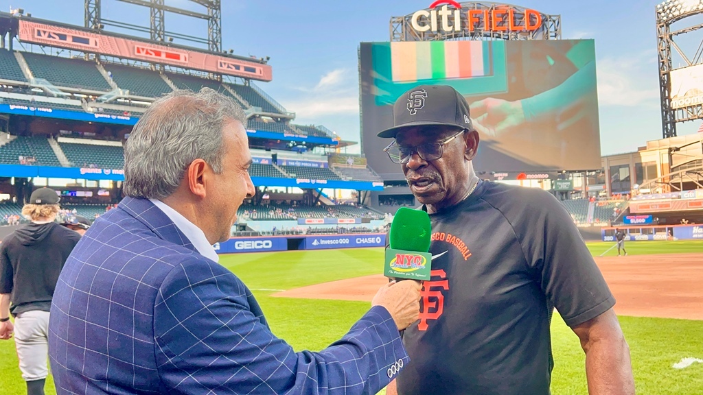 Neftalí Medina conversa con Ron Washington en Citi Field, en un encuentro donde el veterano del béisbol compartió sus impresiones sobre su regreso al terreno y su futuro dentro de las Grandes Ligas.