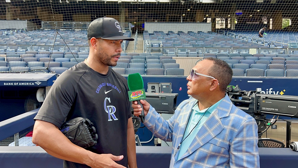 José Quintana conversa con el periodista Agustín Zapata, de NYC SPORTS NEWS, durante su visita a Nueva York, donde habló sobre su proceso de recuperación de la lesión en el codo izquierdo y su regreso al montículo.