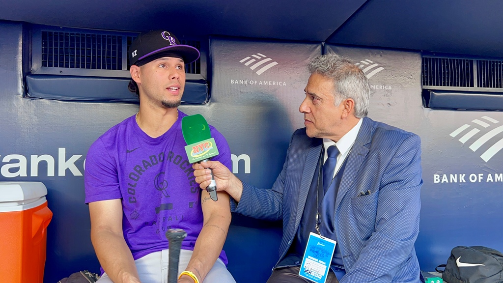 Neftalí Medina conversando con Ezequiel Tovar, campocorto de los Rockies de Colorado.
