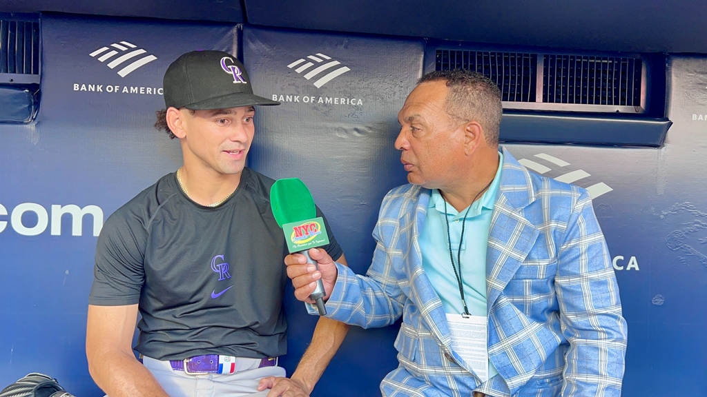 Blas Castaño conversa con el periodista Agustín Zapata en el Yankee Stadium, donde habló sobre su nuevo rol como relevista con los Rockies de Colorado y los próximos desafíos de su carrera.