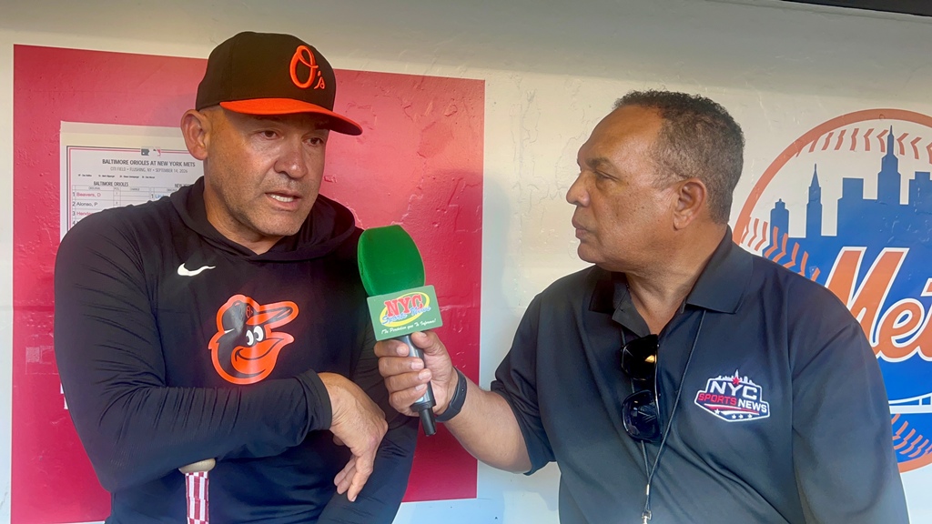 Miguel Cairo, nuevo dirigente de los Gigantes del Cibao, durante la entrevista con Agustín Zapata, de NYC SPORTS NEWS, en Citi Field, donde habló de su compromiso de competir por el campeonato de la LIDOM.