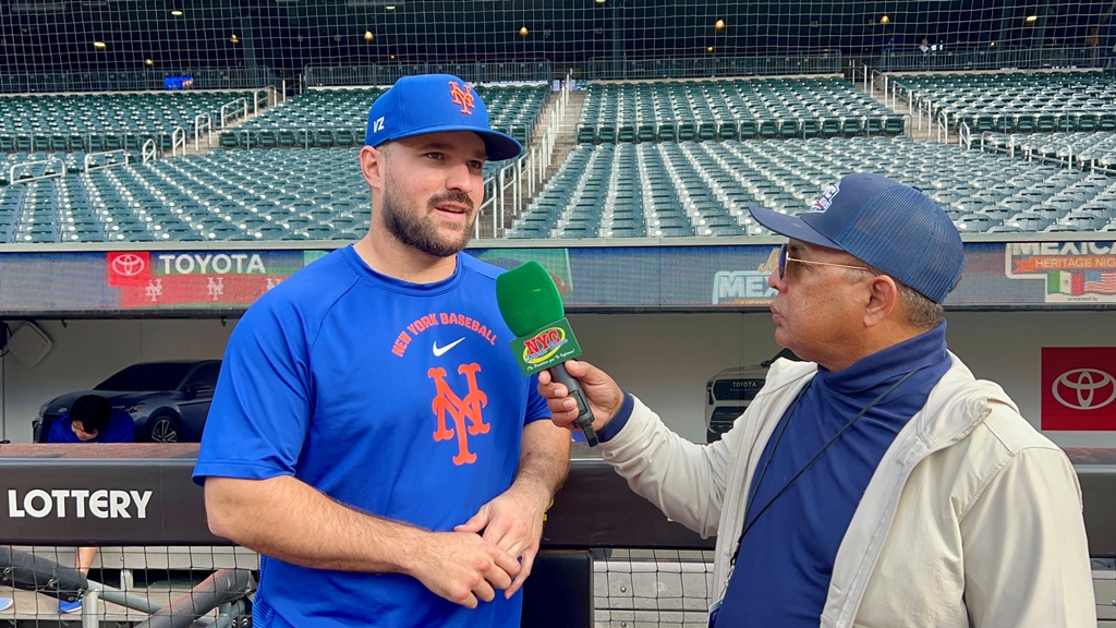 Agustín Zapata conversa con Luis Torrens en Citi Field, en un encuentro donde el receptor venezolano analizó su temporada 2026 y el difícil cierre de los Mets de Nueva York.