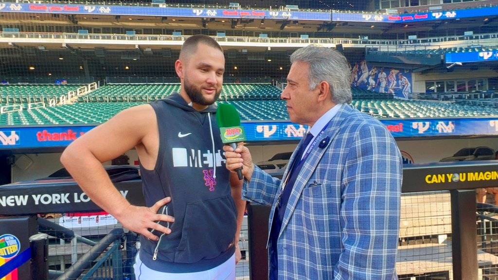 Neftalí Medina dialoga con Bo Bichette, quien mostró, una vez más, su trato accesible, respetuoso y cercano con los medios de comunicación.