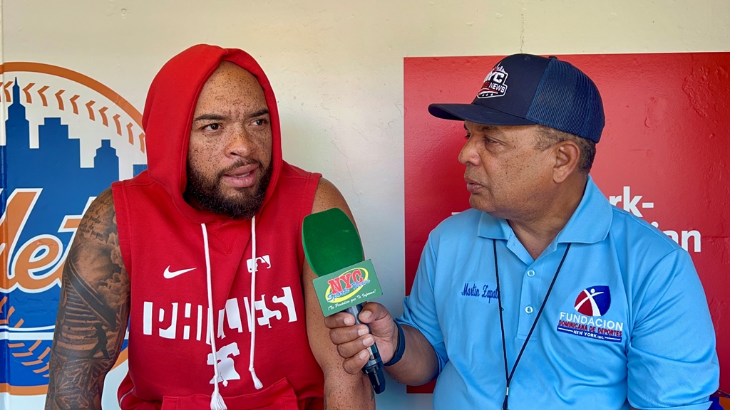 Agustín Zapata entrevista a Edmundo “El Mundo” Sosa, infielder de los Filis de Filadelfia, durante su visita al estadio de los Mets en Nueva York.