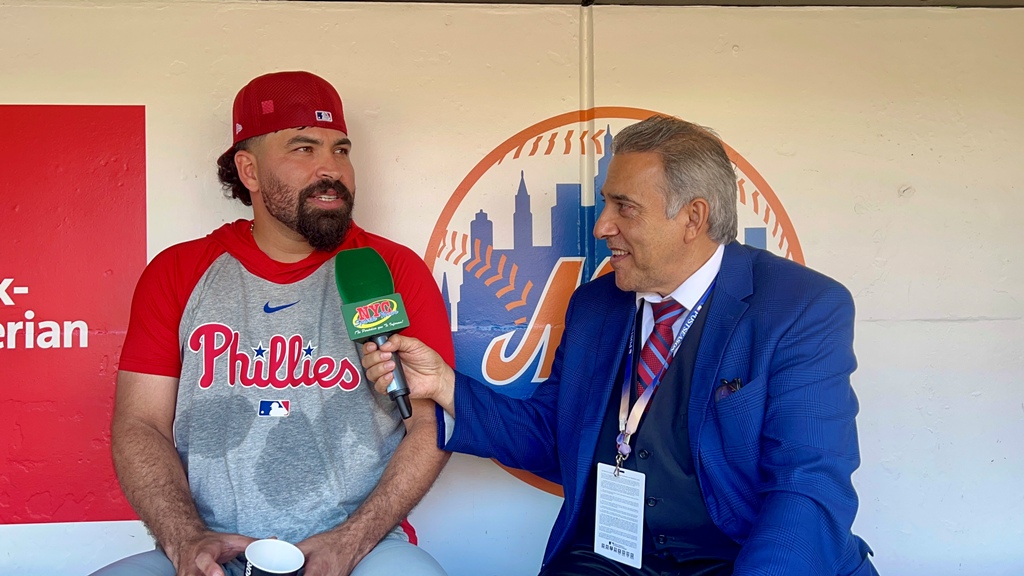 Neftalí Medina conversa con José Urquidy durante la entrevista realizada en Citi Field, donde el lanzador mexicano hizo su debut con los Filis de Filadelfia.