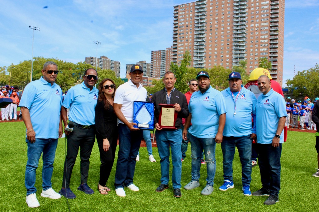 Mariano Rivera y Chris Gorayeb, homenajeados durante la gran apertura de los Juegos de la Comunidad de la FDDNY. En la gráfica, María Urgiles, Daniel Reyes y miembros de la Fundación Dominicana de Deportes en Nueva York, protagonistas de una histórica celebración que reunió a cientos de niños y jóvenes.