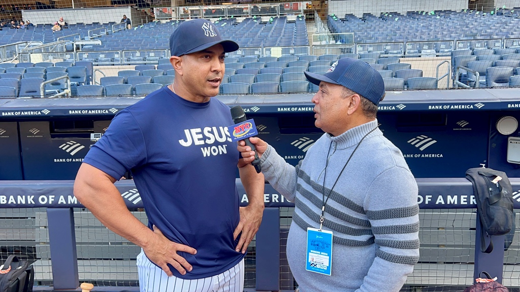 Luis Rojas ofrece sus declaraciones a Agustín Zapata, en el Yankee Stadium, sobre el significado histórico del 23 de septiembre y el legado de Osvaldo “Ozzie” Virgil, pionero del béisbol dominicano en las Grandes Ligas.