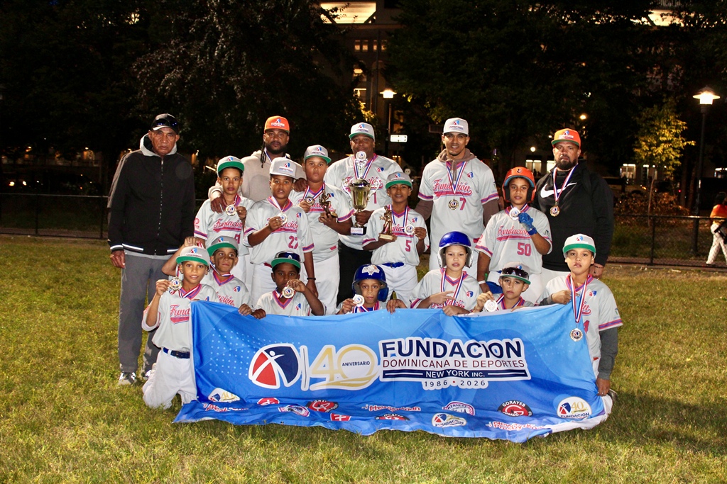 Integrantes de la Liga Víctor Osoria, de Santiago de los Caballeros, celebran orgullosos la conquista del campeonato de la categoría 9-10 años en los Juegos de la Comunidad de la FDDNY, tras imponerse 9-1 a Bedford Park.