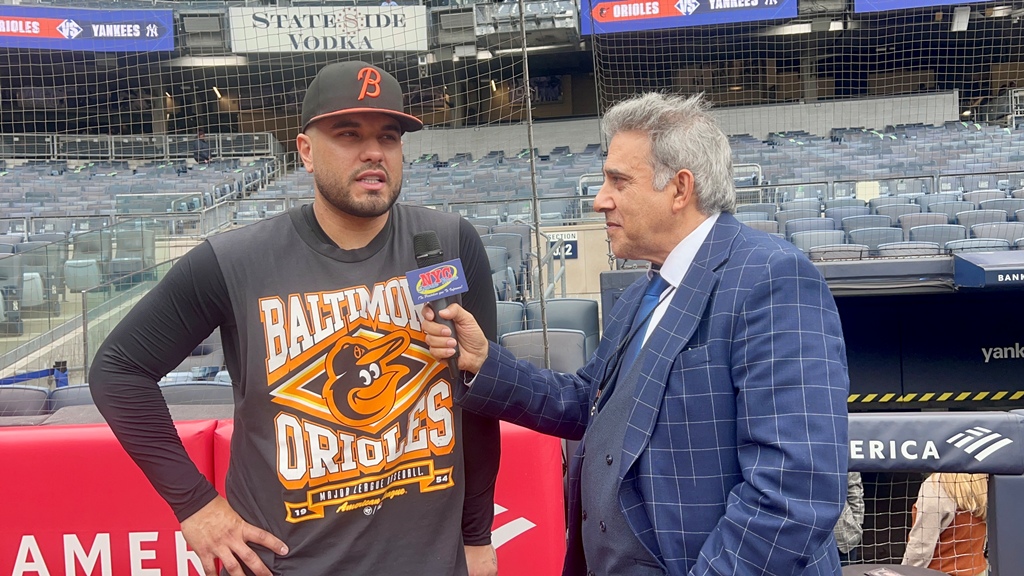 Neftalí Medina entrevista a Carlos Narváez durante su visita al Yankee Stadium, donde el receptor venezolano recordó con nostalgia sus nueve años de formación en la organización de los Yankees.