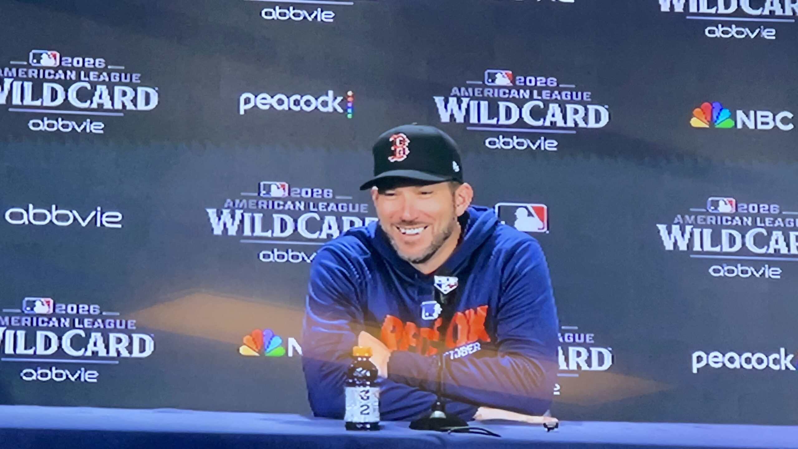 Chad Tracy habla durante la conferencia de prensa de los Medias Rojas de Boston, donde destacó el trabajo del equipo, la importancia de mantener una actitud positiva y la necesidad de continuar haciendo ajustes.