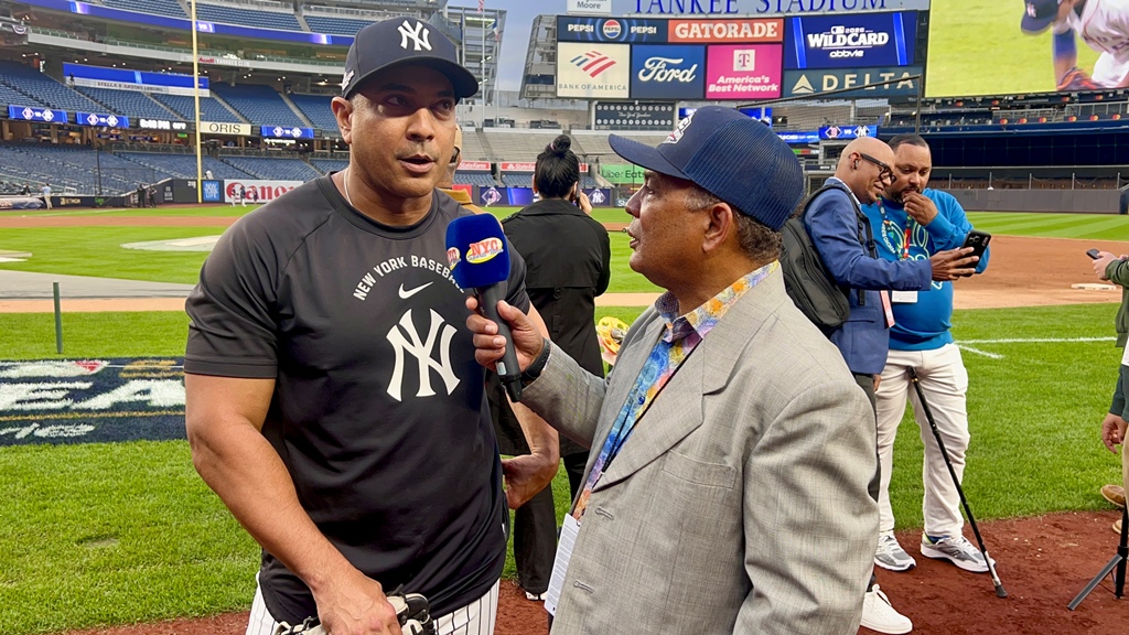 Luis Rojas, coach de tercera base de los Yankees de Nueva York, junto al periodista Agustín Zapata, durante el análisis de la postemporada y la serie de Wild Card frente a Boston.